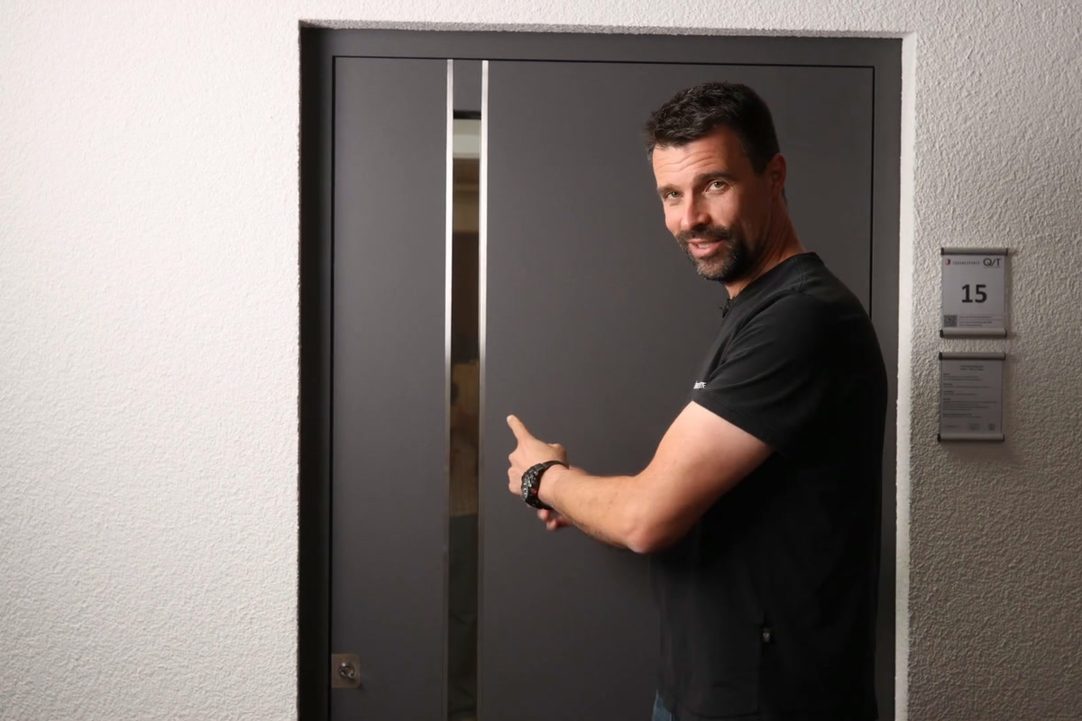 Spionglas Haustür in der Praxis: Roland demonstriert den Sichtschutz-Effekt der verspiegelten Scheibe